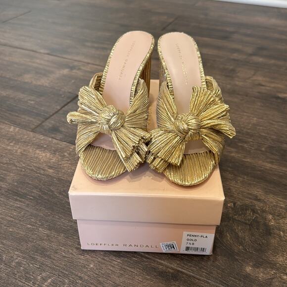 Loeffler Randall Penny Gold Pleated Bow Heel BNIB size 7.5 - Picture 2 of 7